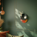 TROPISK KOMPOSITION Oval konsthylla i svart finish