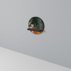 TROPISK KOMPOSITION Rund konsthylla i svart finish