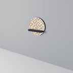 KLUSTERHANTVERK Rund konsthylla i svart finish