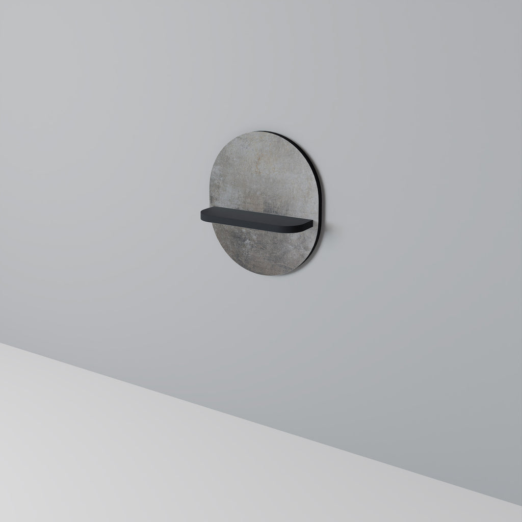 Oval konsthylla i svart finish, betongvägg