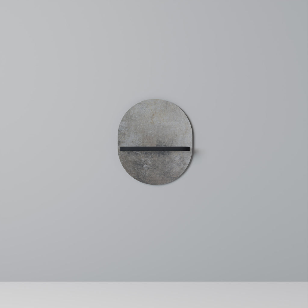 Oval konsthylla i svart finish, betongvägg
