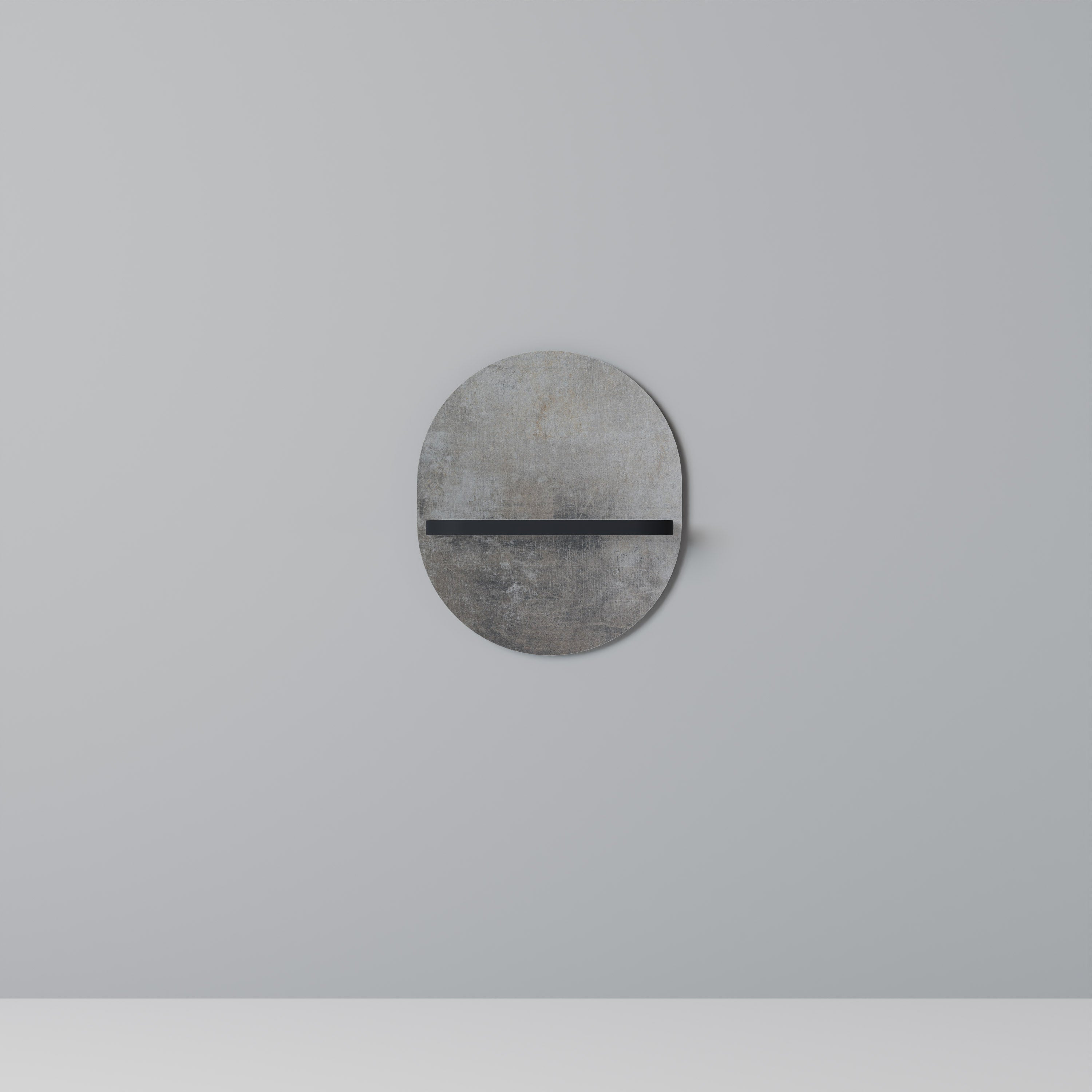 Oval konsthylla i svart finish, betongvägg