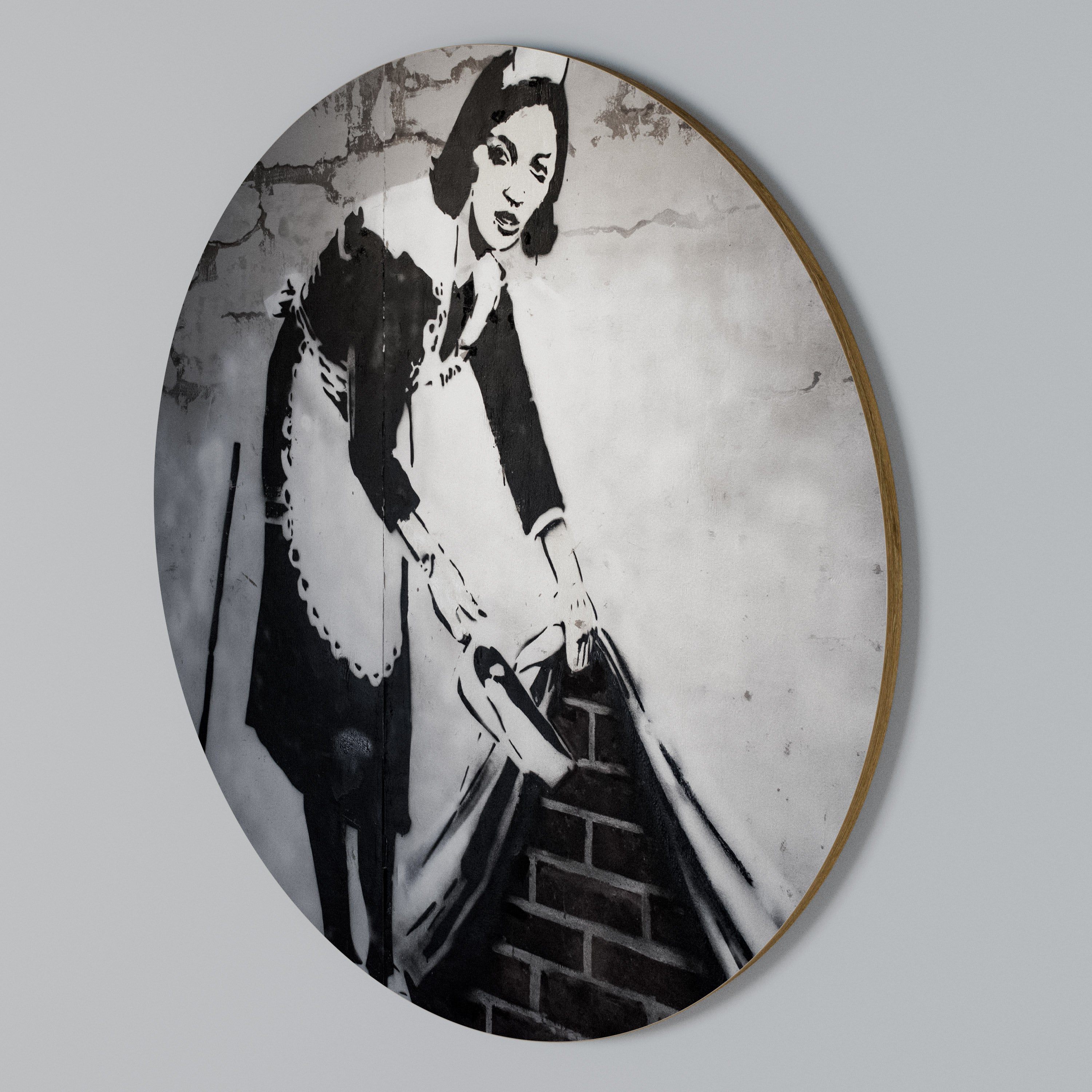 SWEEPING UNDER (BANKSY) Rund väggdekor