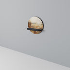 TRANSKILT FÄLT Rund konsthylla i svart finish