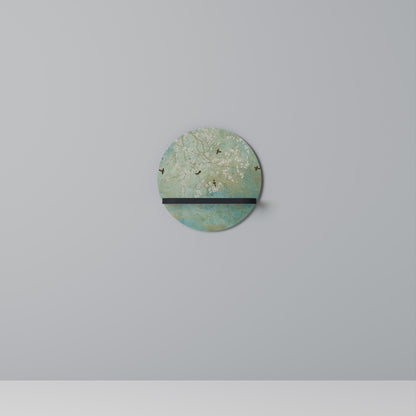 BLOMMANDE CHARM Rund konsthylla i svart finish