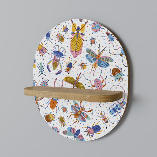 FÄRGRIKA INSEKTER Oval konsthylla i ekeffekt