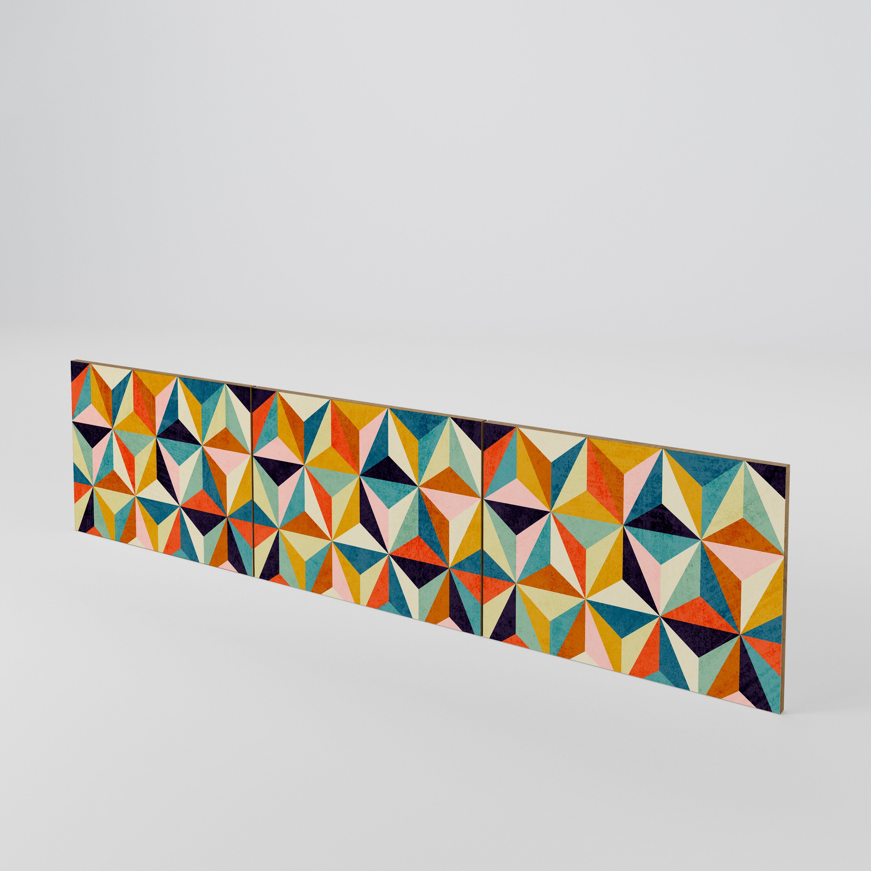 TESSELATE TREASURES Luckset med 3 dörrar till TV-bänk