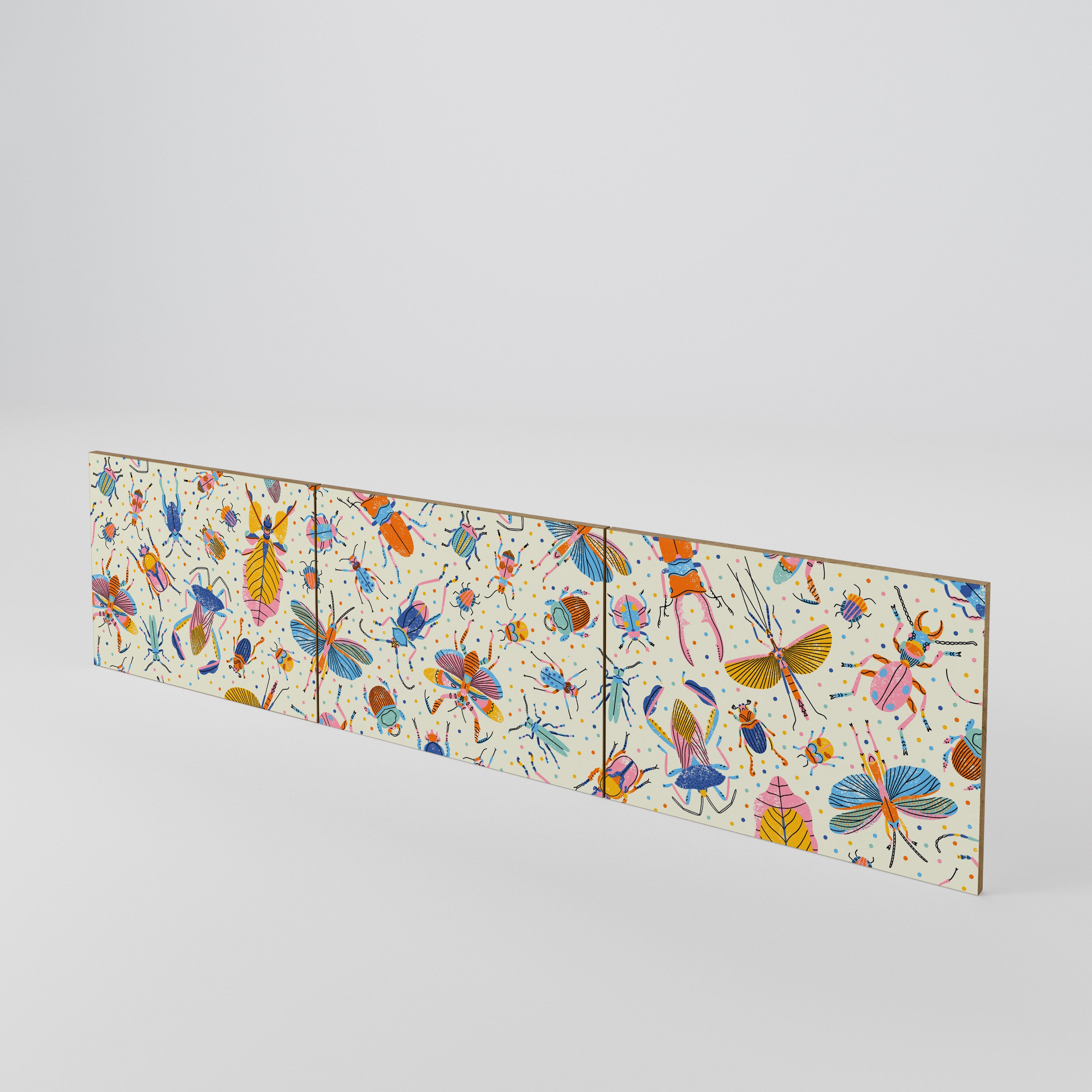 COLORFUL INSECTS Luckset med 3 dörrar till TV-bänk