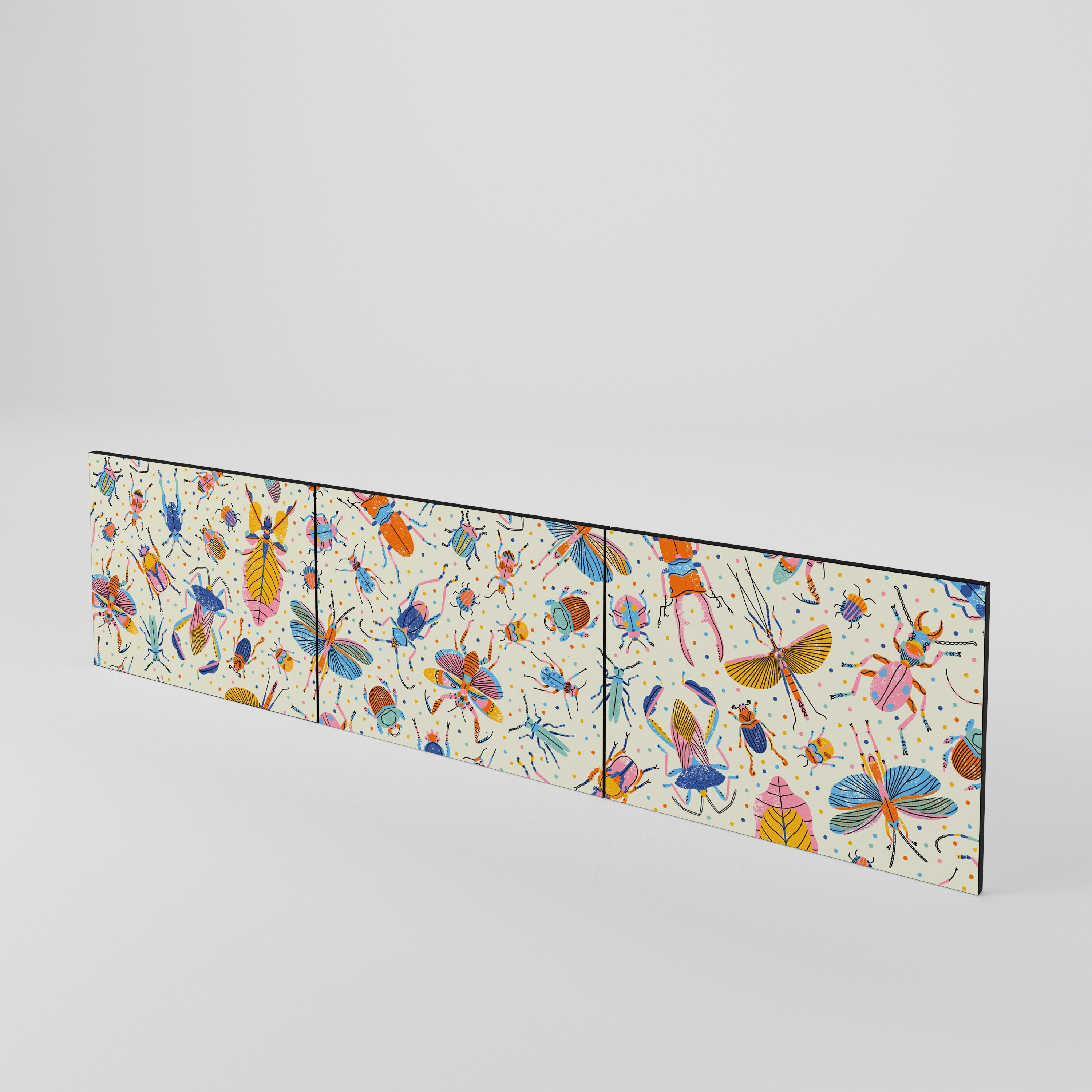 COLORFUL INSECTS Luckset med 3 dörrar till TV-bänk